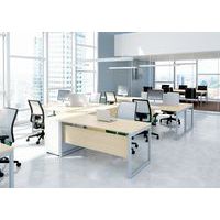 set composto da una scrivania diritta, da un pannello di fondo e da un armadio basso