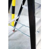 La protezione contro il rischio di divaricazione, resistente alla pressione, impedisce alla scala di chiudersi intempestivamente