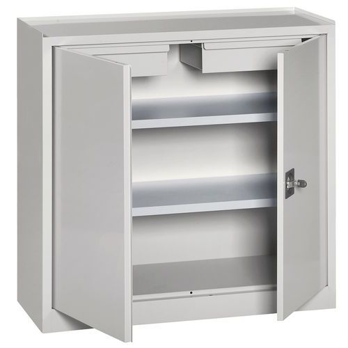 Armadio ad ante con 2 ripiani,